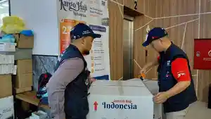 2026-06-09-Petugas-Pos-Indonesia-sedang-menimbang-oleh-oleh-jemaah-haji.jpg