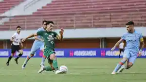 Song-Ui-Young-saat-mengenakan-ban-kapten-Persebaya-Surabaya.jpg