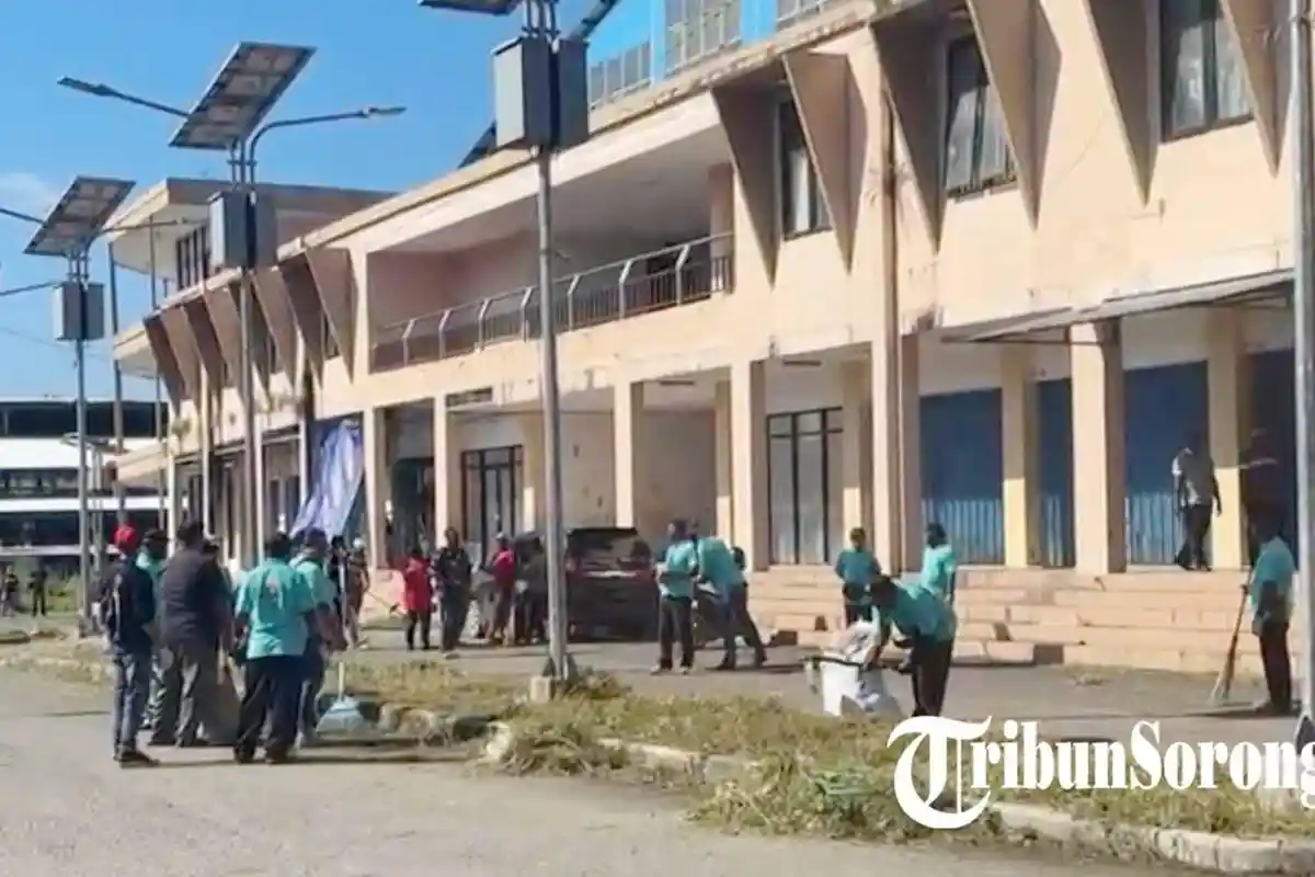 Pj Wali Kota Sorong Pimpin Gerakan Bersih-Bersih di Pasar Modern Rufei