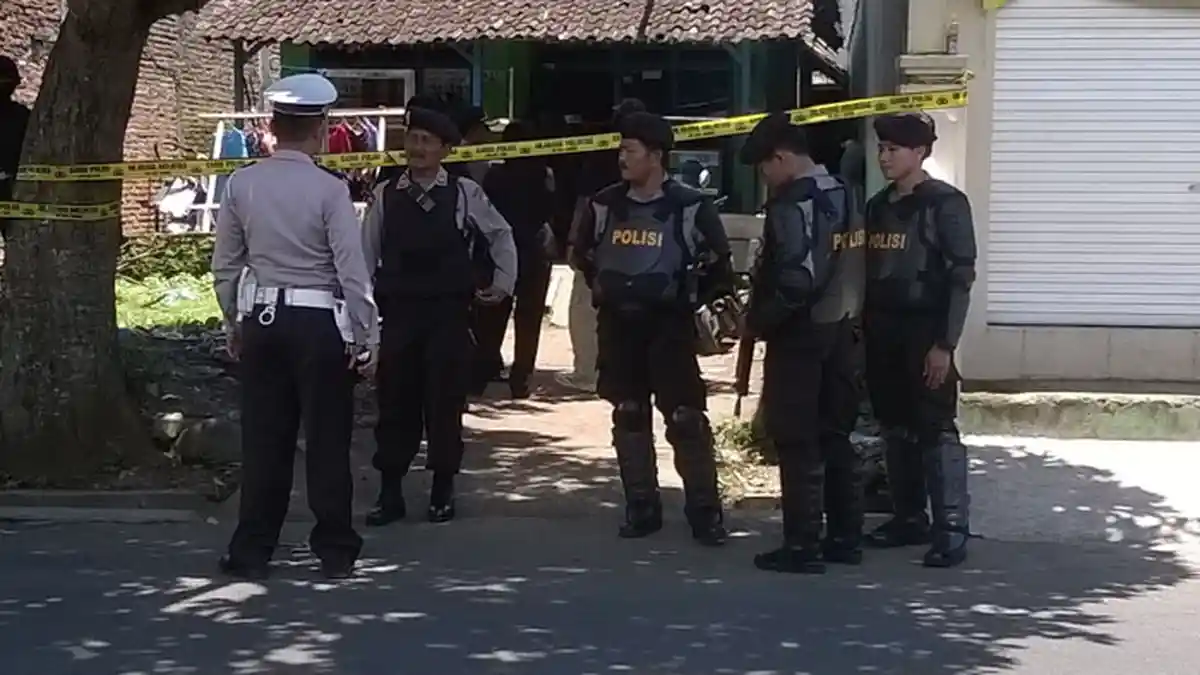 Geledah Rumah Penjual Bakso, Polisi Bersenjata dan Pakai Rompi Anti Pluru