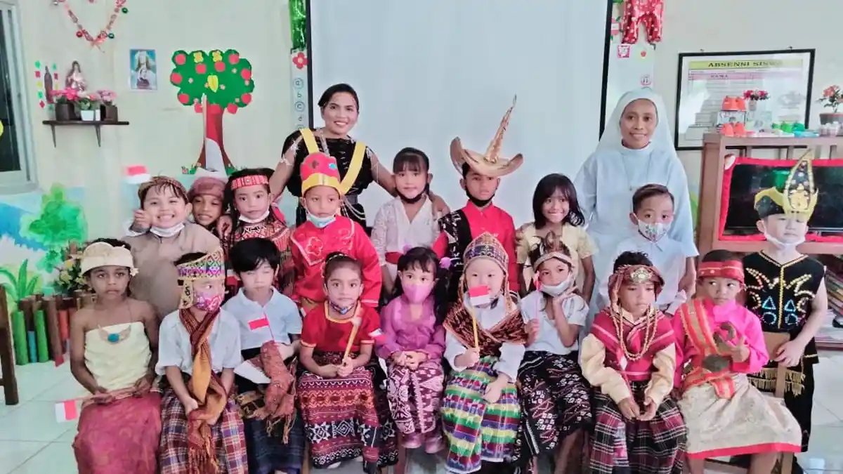 Rayakan Hari Kartini, Guru dan Anak TK Maria Ferari Maumere, Kompak Kenakan Busana Adat