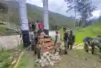 Satgas YR 142/KJ Bersama Warga Perbaiki Tangga Jembatan