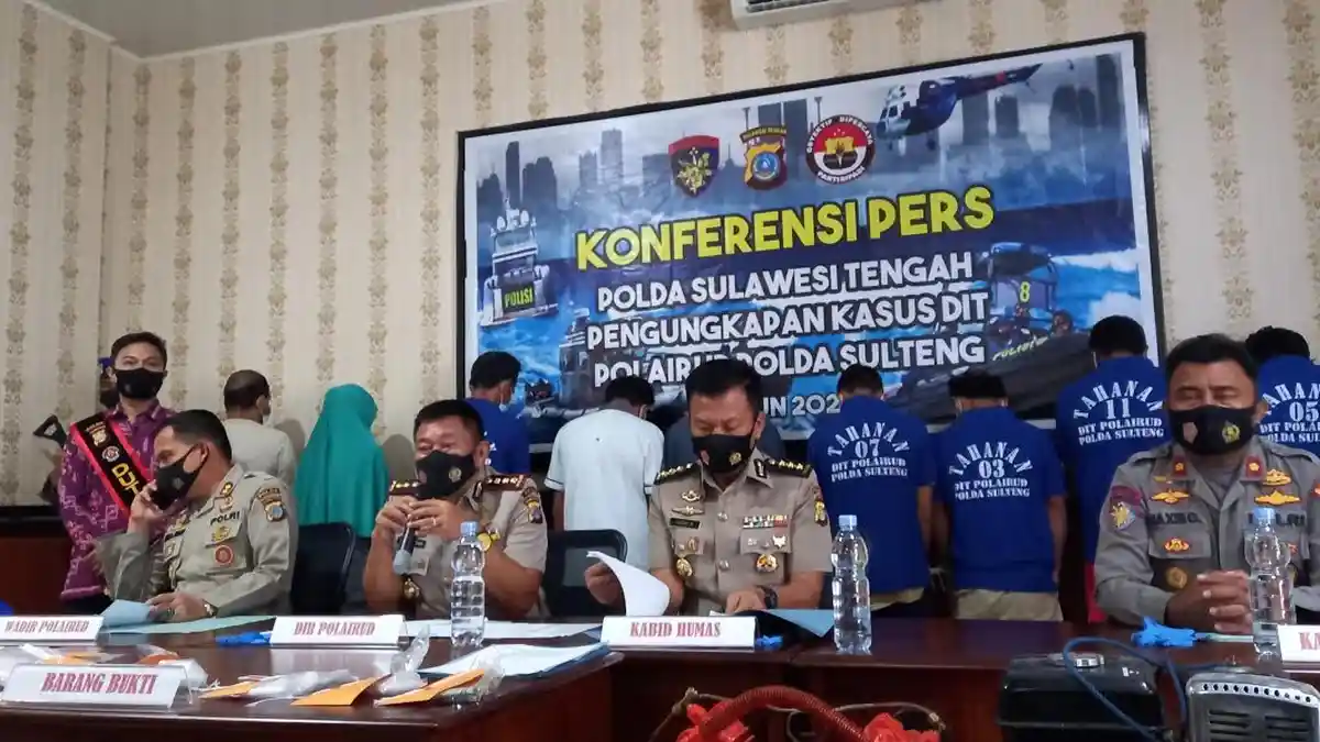 Geledah Kapal di Perairan Morowali, Ditpolairud Temukan Paket Sabu dan Miras Cap Tikus