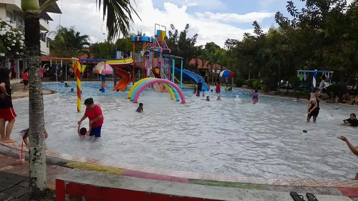 Libur Panjang, Warga Padati Wisata Kolam Renang Mercy Water Park Manado Sulawesi Utara