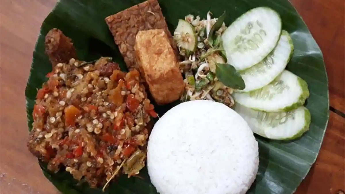 Yuk Icipi Olahan Daging Ayam Pejantan Khas Ayam Penyet Everest