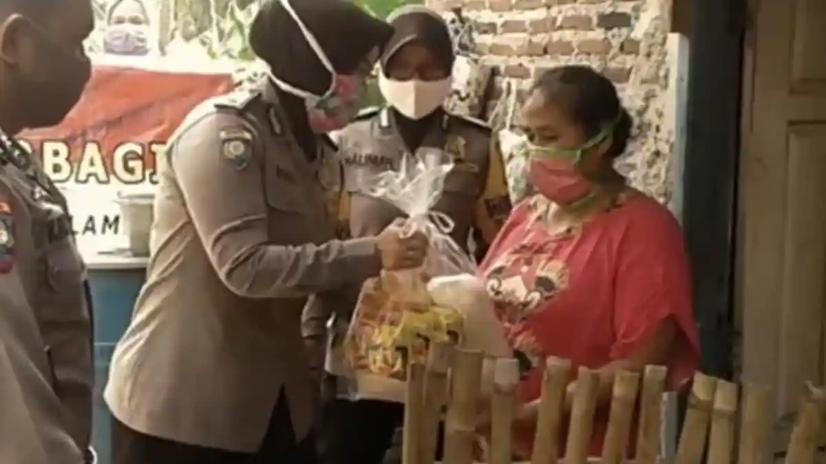 Polwan Polresta Bandar Lampung Gelar Bakti Sosial Bagi-bagi Sembako dan Masker