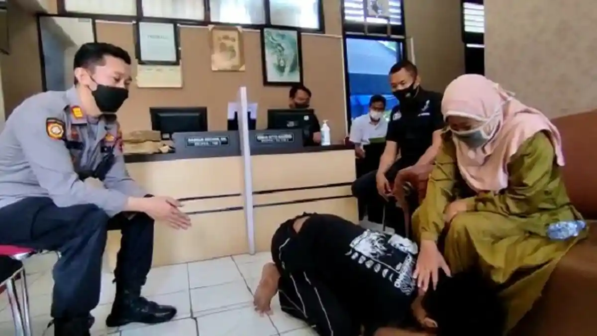 Anak di Pasar Kliwon Solo Tega Pukul Ibu hingga Terjatuh, Berakhir Cium Kaki di Mapolsek