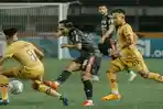 pemain-bali-united-saat-berduel-dengan-pemain-bhayangkara.jpg