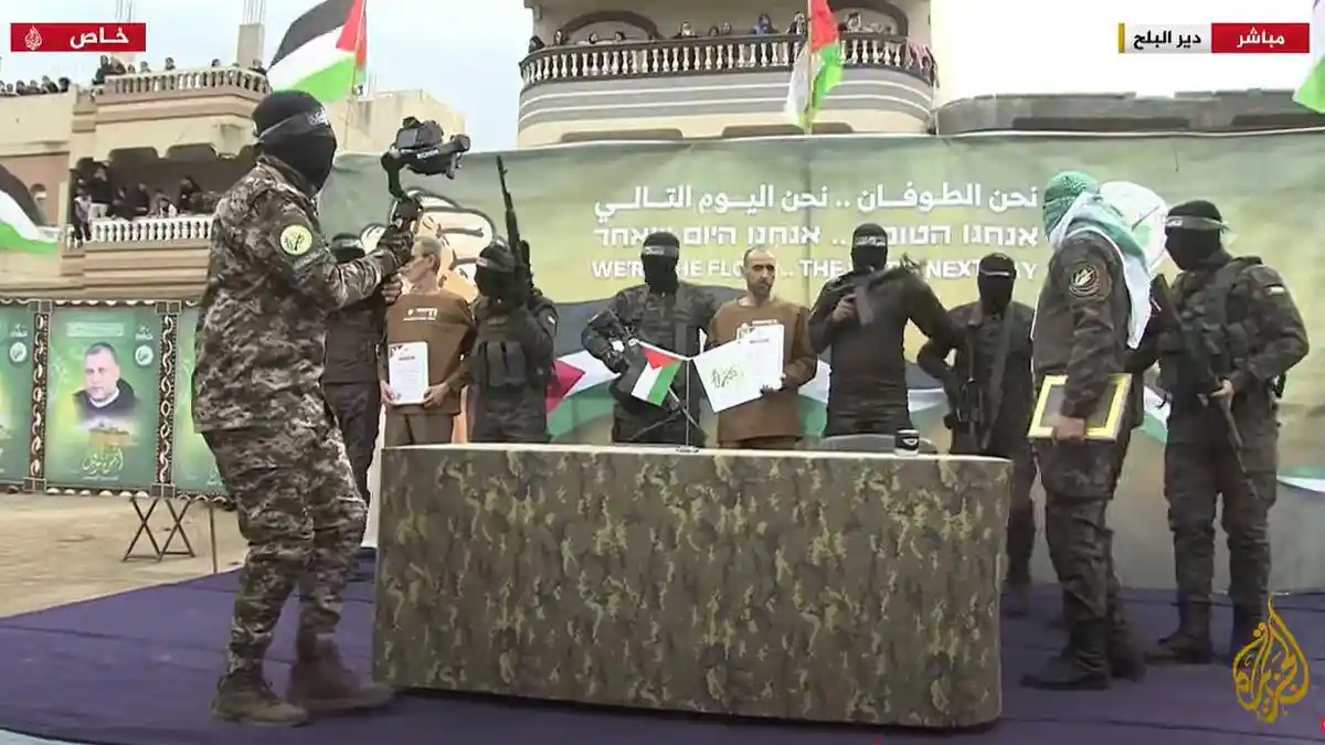 Hamas Bebaskan 3 Sandera Israel, Berfoto Bersama di Atas Panggung