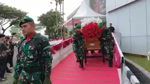 DIBERANGKATKAN-JENAZAH-BOS-DJARUM.jpg