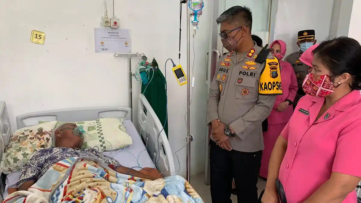 Wujud Kepedulian Pimpinan terhadap Anggota, Kapolres Dairi Jenguk Personel yang Sakit