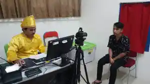 Pelayanan-perekaman-KTP-el-di-Disdukcapil-Berau-para-staf-menggunakan-pakaian-adat.jpg