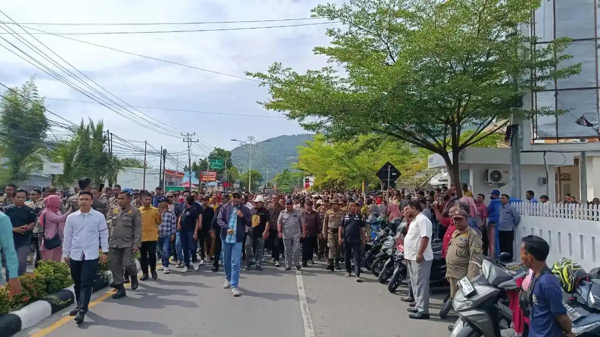 BREAKING NEWS Wali Kota Gorontalo Adhan Dambea Pimpin Demo ke Kantor BSG