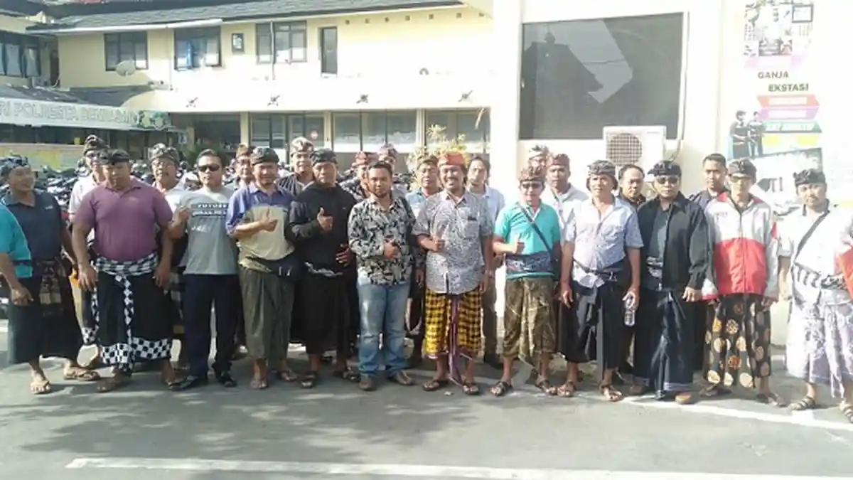 Terkait Penghentian Proyek Gudang Mikol, Warga dan Kelian Adat Kepaon Datangi Polresta Denpasar