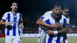 Pemain-Persib-Bandung-selebrasi-pada-pertandingan-melawan-Borneo-FC.jpg
