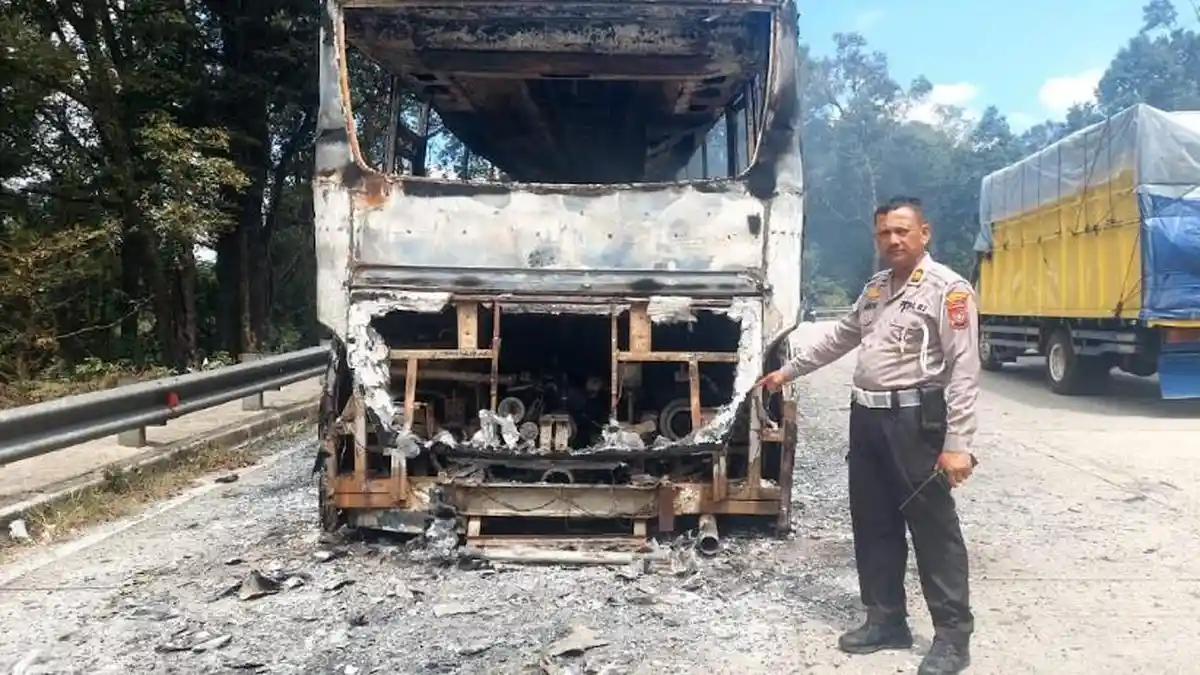 Bawa Rombongan Emak-emak Pengajian Liburan ke Berastagi, Bus Pariwisata Terbakar di Bandar Baru