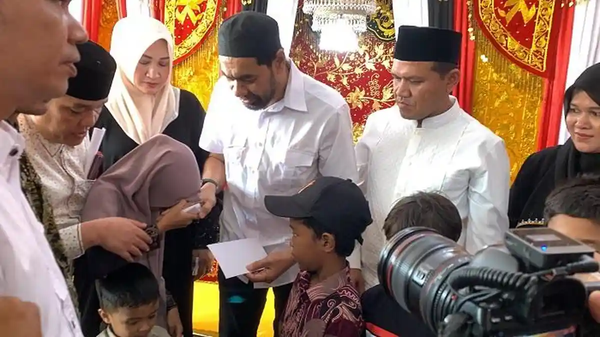 Mualem - Dek Fadh Dipeusijeuk, Abu Razak: Nyoe Beukompak, Bek Sampe Lhe Bulen Ka Pecah Kongsi