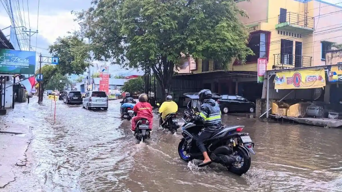 Kawasan SPBU di Jalan HB Jassin Kota Gorontalo Tergenang Akibat Hujan, Pengendara Sampai Putar Arah