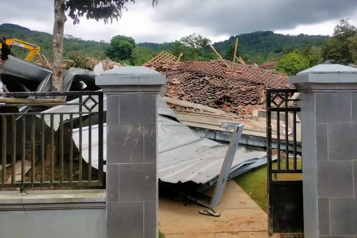 Menegangkan!  Detik-detik Anak Selamat Saat Rumahnya Roboh Akibat Longsor Cibeunying