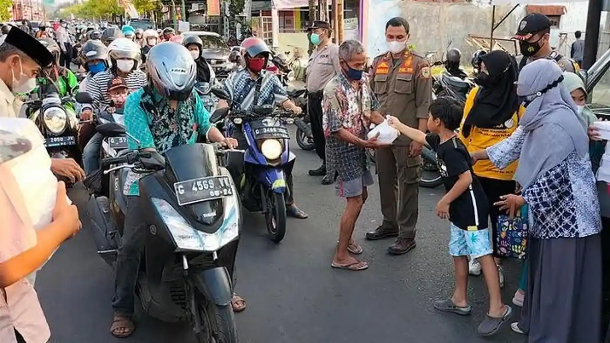 Nglarisi Dodolan UMKM Batang, Pemkab Berbagi Ribuan Takjil ke Masyarakat