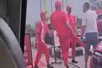 VIRAL-Pembeli-Dikeroyok-Petugas-SPBU-Diduga-Gara-gara-Tersinggung-Ditegur-Buang-Sampah-Sembarangan.jpg