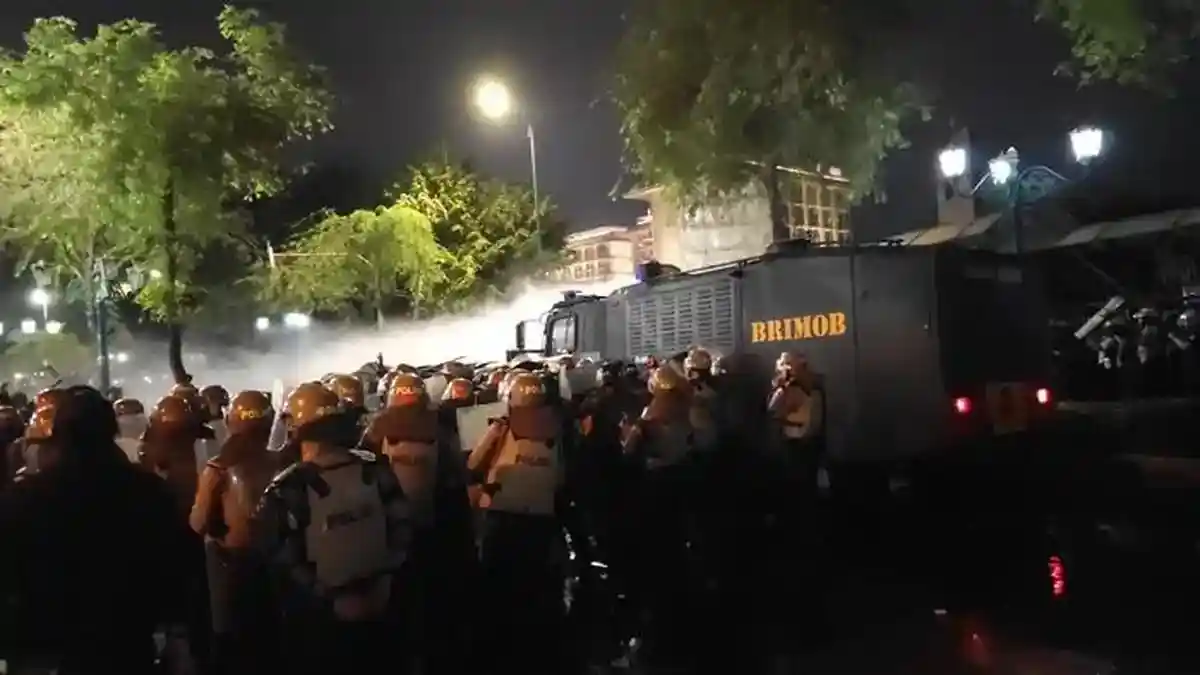 Detik-detik Massa Murka di DPRD DIY: Tahan Water Cannon