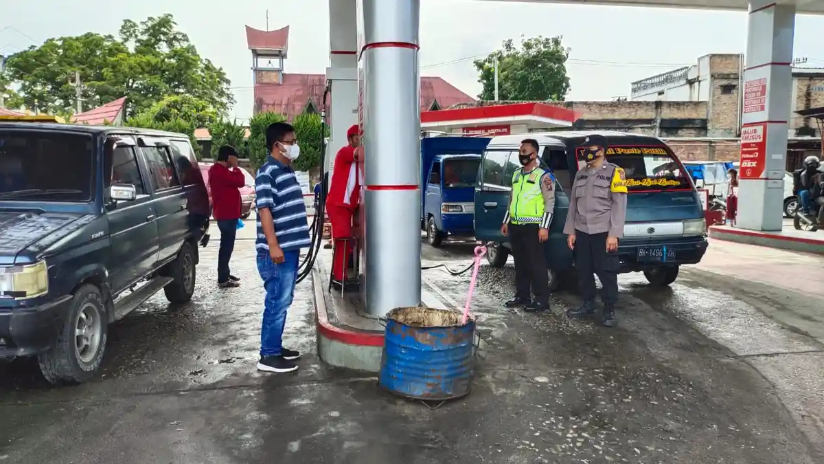 Pantau SPBU Balige, Personil Polsek Balige Sekaligus Imbau Kamtibmas