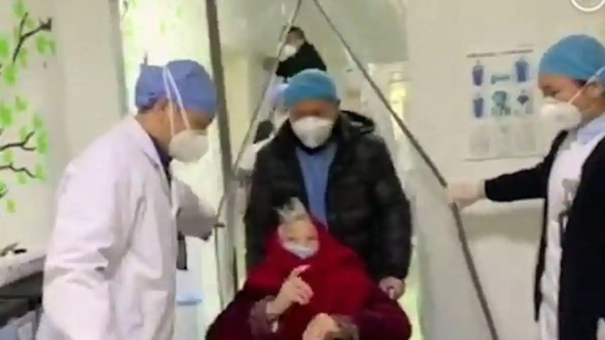 Kisah Dokter di Wuhan China, Bekerja Selama 16 Jam Sehari Hingga Mengenakan Popok Dewasa