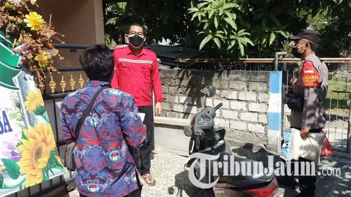 Cukupi Kebutuhan, Polsek Manyar Gelar Bakti Sosial untuk Warga Gresik yang Jalani Isolasi Mandiri