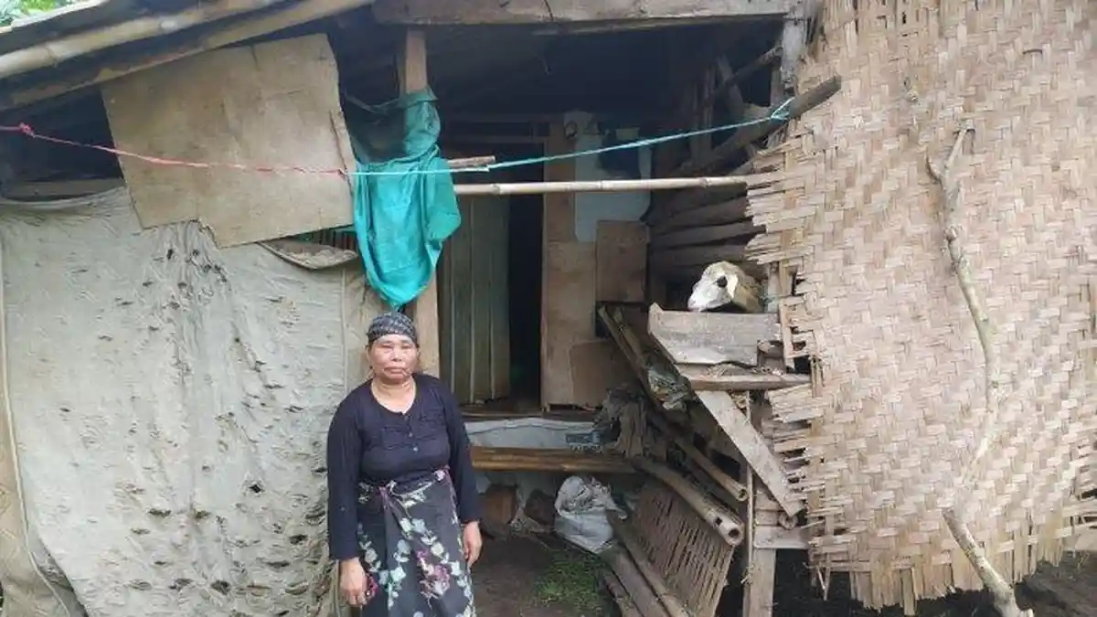 Memilukan, Rumah Dibakar Oleh Anak Sendiri, Nenek Tua ini Tinggal Satu Atap dengan Kandang Domba