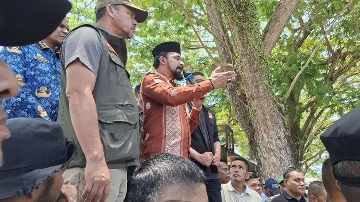 Al-Farlaky Temui Pendemo, Siap Perjuangkan 41 Ribu Data Korban Banjir Aceh Timur ke Pusat