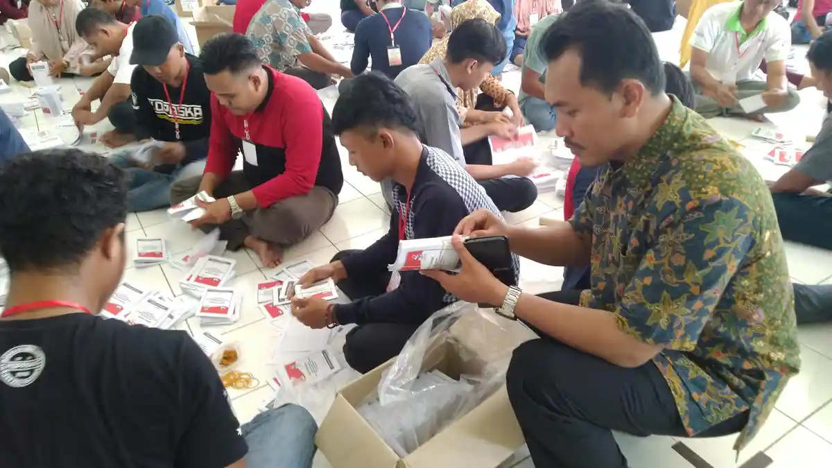 KPU Demak Mulai Sortir dan Lipat Surat Suara Pemilihan Presiden 2019