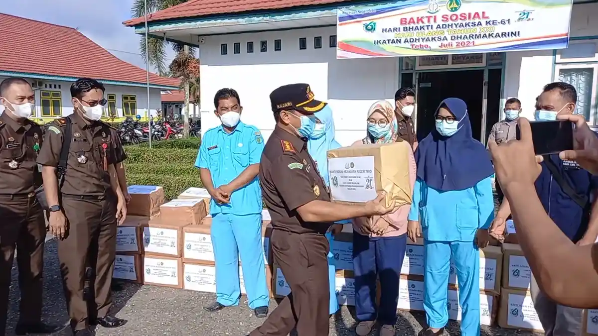 Dukung Tenaga Kesehatan Hadapi Pasien Covid-19, Kejari Tebo Berikan Bansos dan Vitamin ke RSUD Tebo