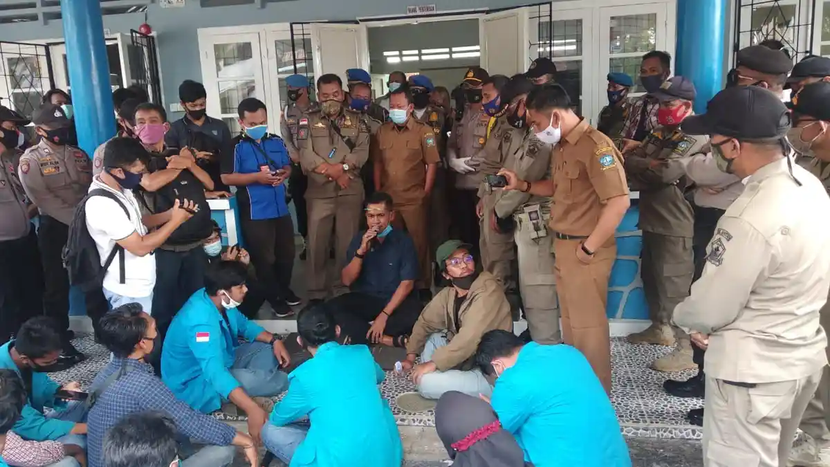 Mahasiswa Unjuk Rasa di Depan Kantor Disnaker Bintan, Soroti Aktivitas PT BAI