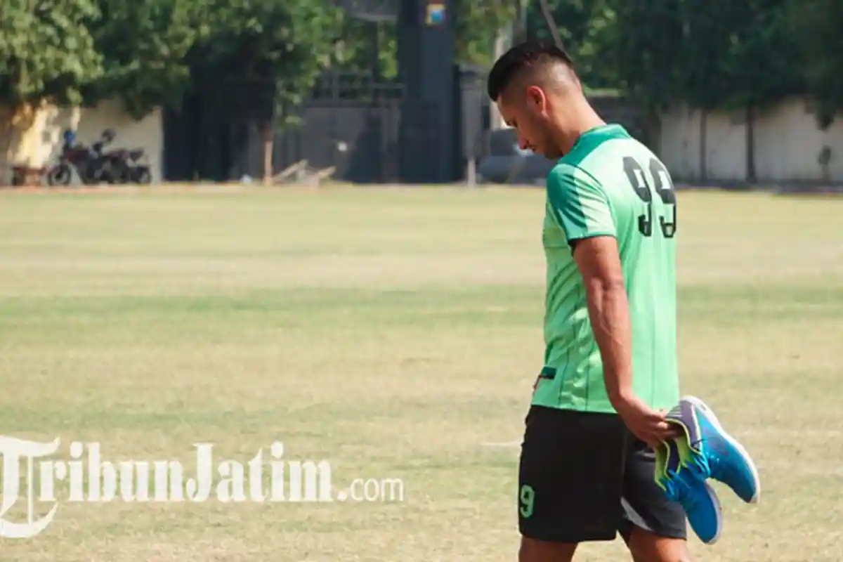 Bantah Raphael Maitimo Absen Sampai Akhir Musim, Djanur Targetkan Sang Pemain Bisa Turun Bulan Depan