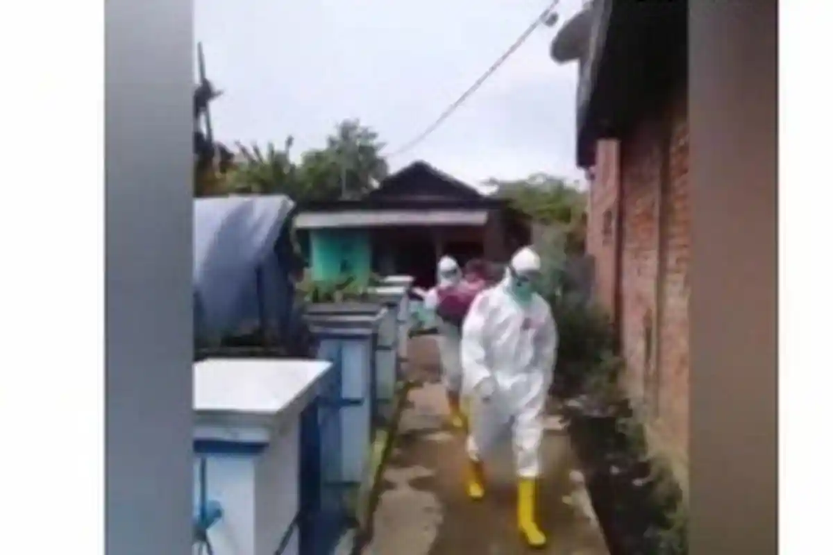 Bocah 2 Tahun Terinfeksi Virus Corona, Sama Sekali Tak Menangis saat Dijemput Ambulans