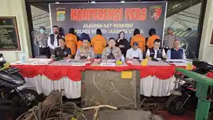 PENCURI-PELAT-BESI-JALAN-TOL-DITANGKAP-Konferensi-pers-penangkapan-lima-pelak.jpg