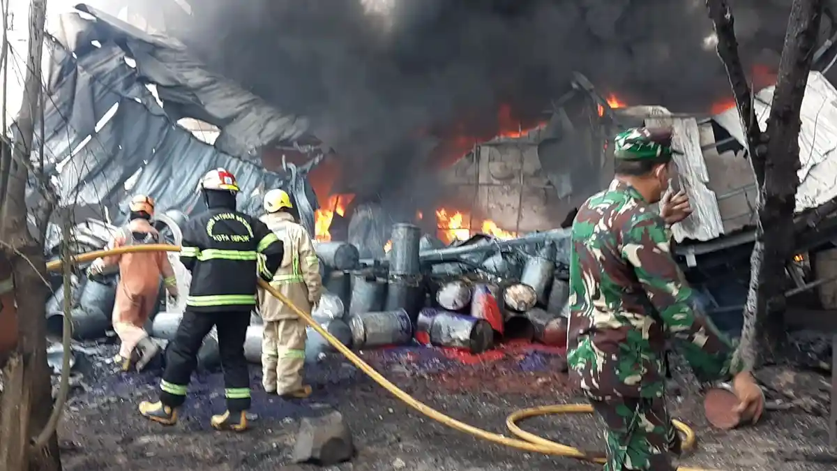 Pabrik Karung di Sukatani Depok Ludes Terbakar, Warga Sebut Sempat Terdengar Ledakan