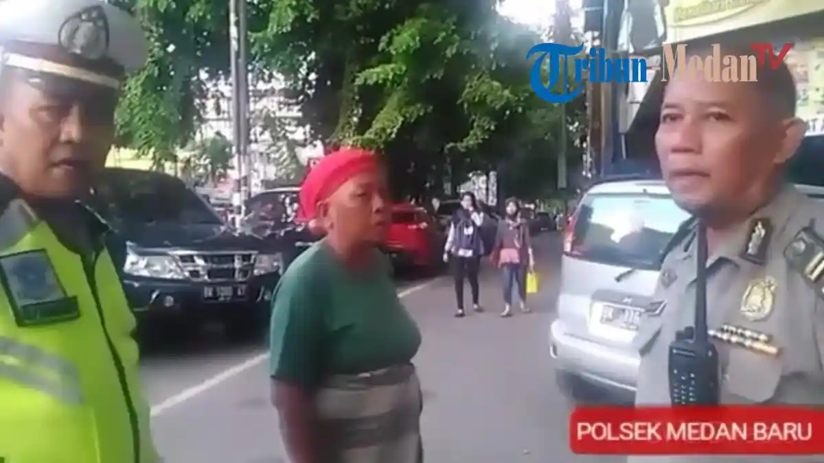 Polisi Sambangi Juru Parkir Viral yang Pamer Celana Dalam dan Telanjang Dada, Warganet Kecewa