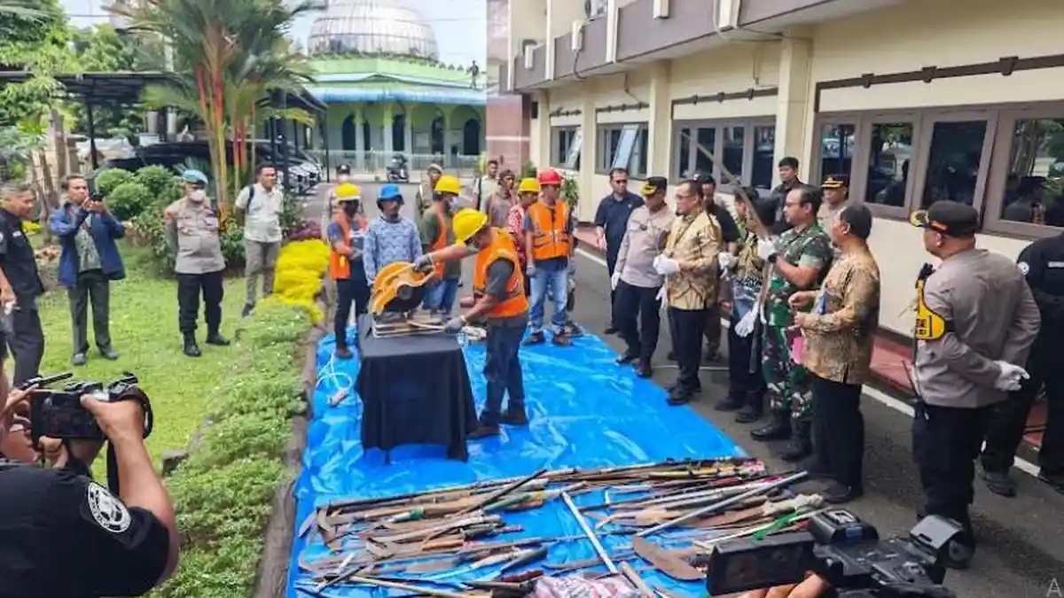 Ratusan Sajam Milik Geng Motor Dimusnahkan dan Belasan Kendaraan Hasil Curian Dikembalikan ke Korban