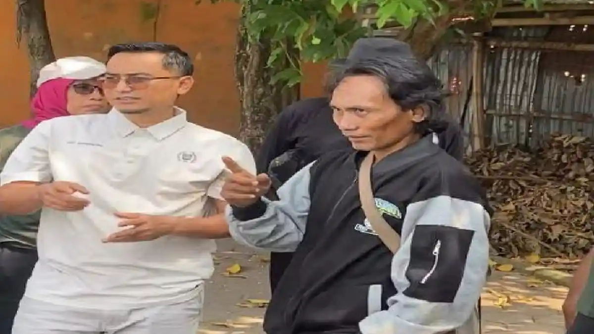 Ade Supriyatna  Tanam Pohon di Setu Pladen, Beji, Depok, Ingatkan Pengelolaan Limbah