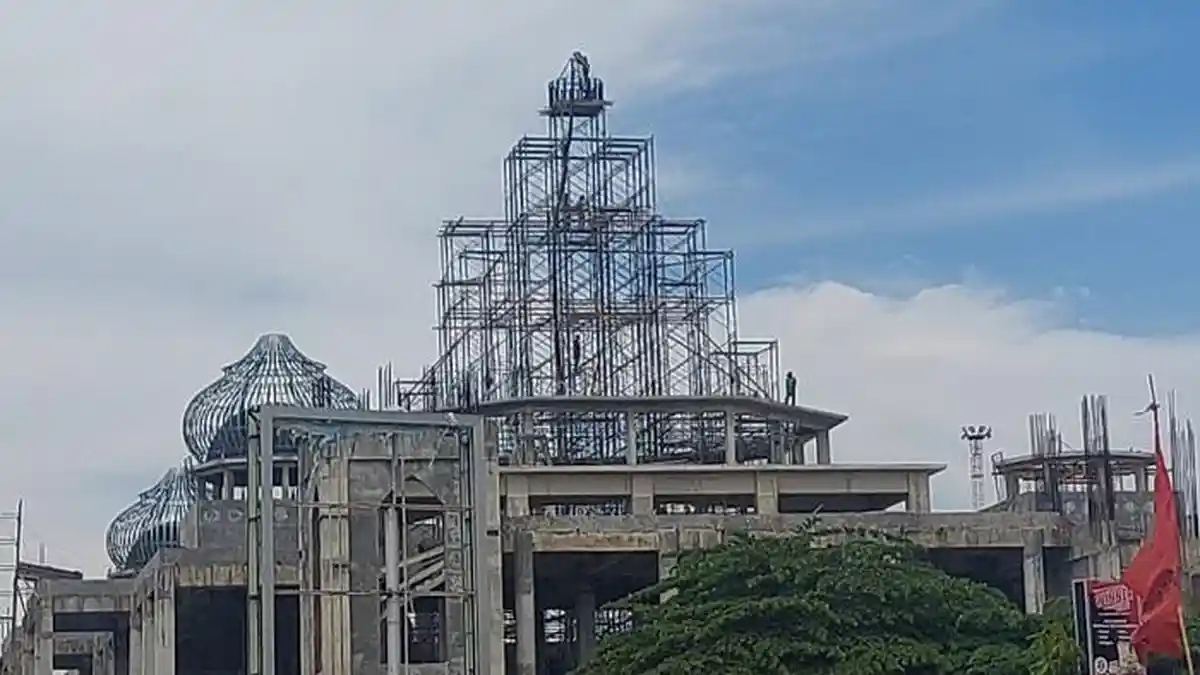 Pemasangan Kubah Utama Masjid Jamik Peusangan Dimulai