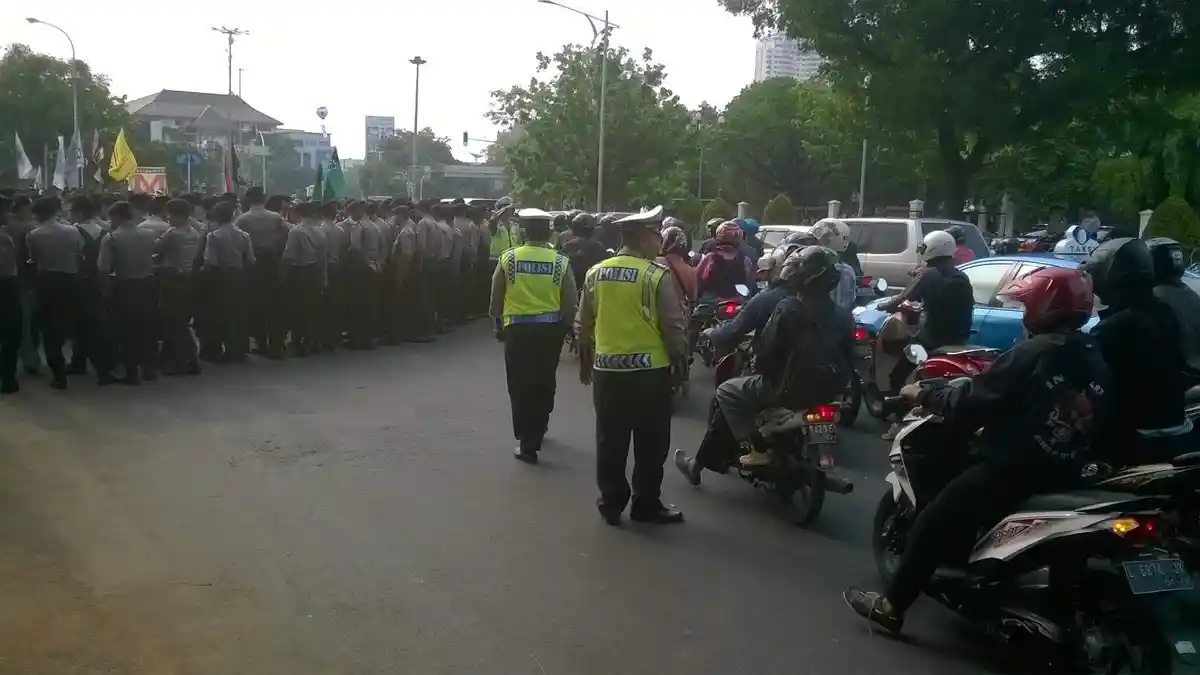 Demo BBM, Lalu Lintas di Depan Istana Merdeka Tersendat