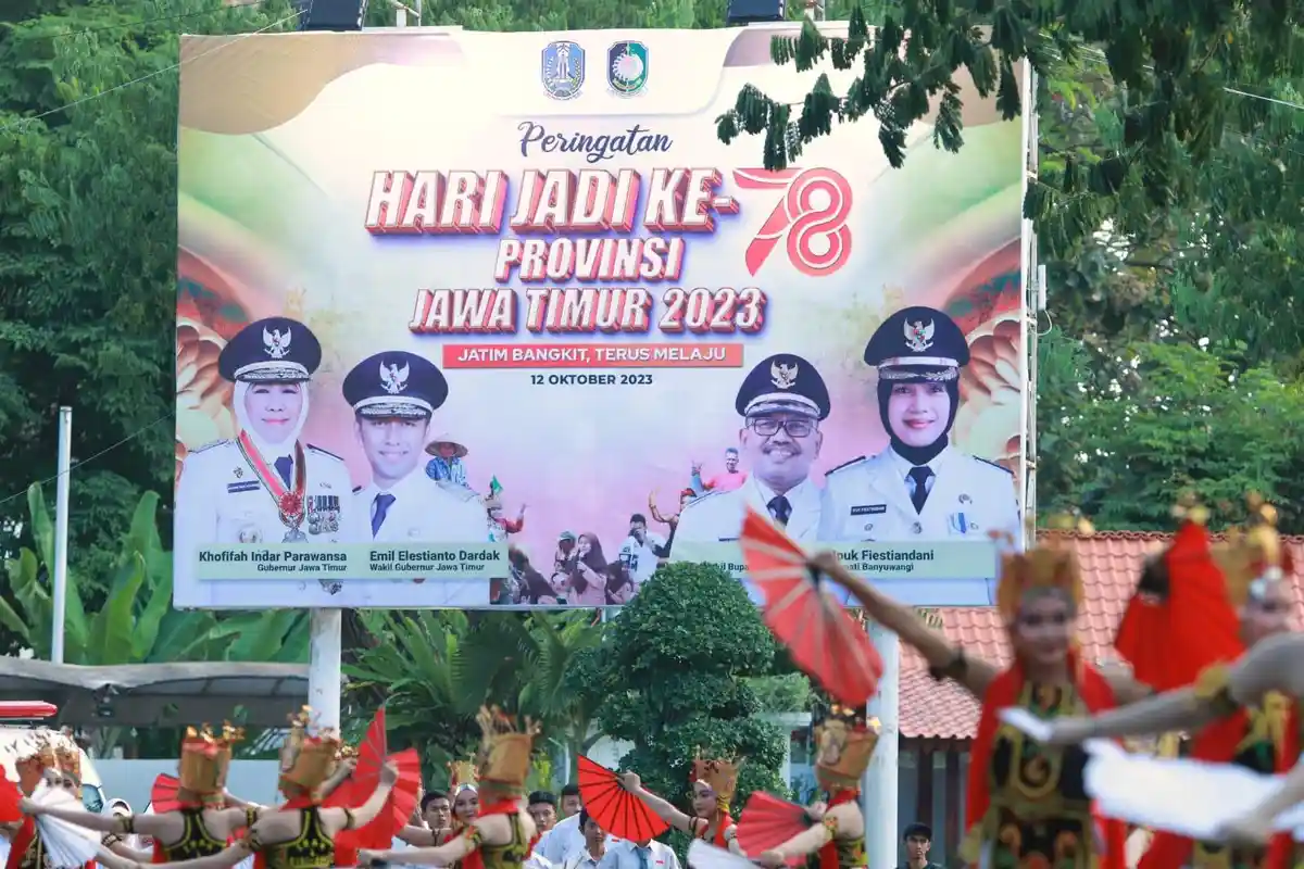 Kirab Pataka “Jer Basuki Mawa Beya” Meriahkan Perayaan Hari Jadi ke-78 Provinsi Jawa Timur