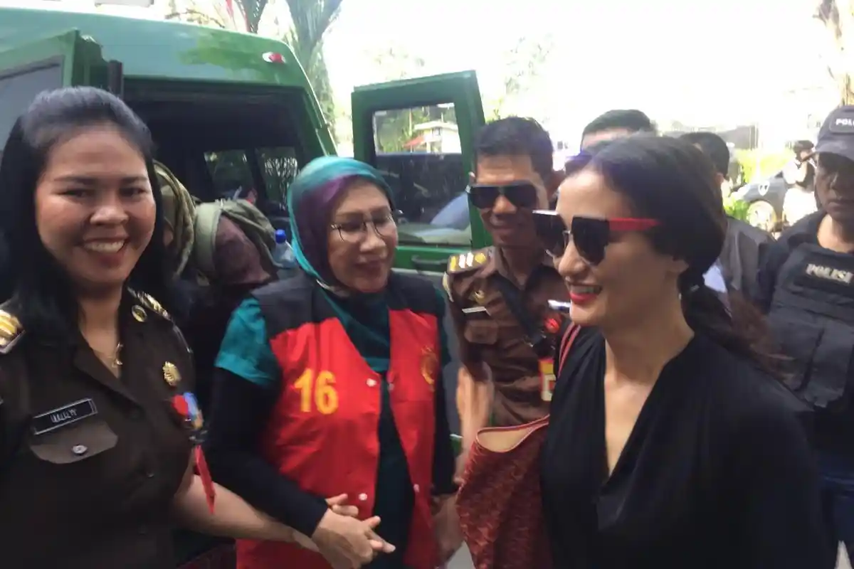 Atiqah Hasiholan Setia Temani Ratna Sarumpaet Jalani Persidangan