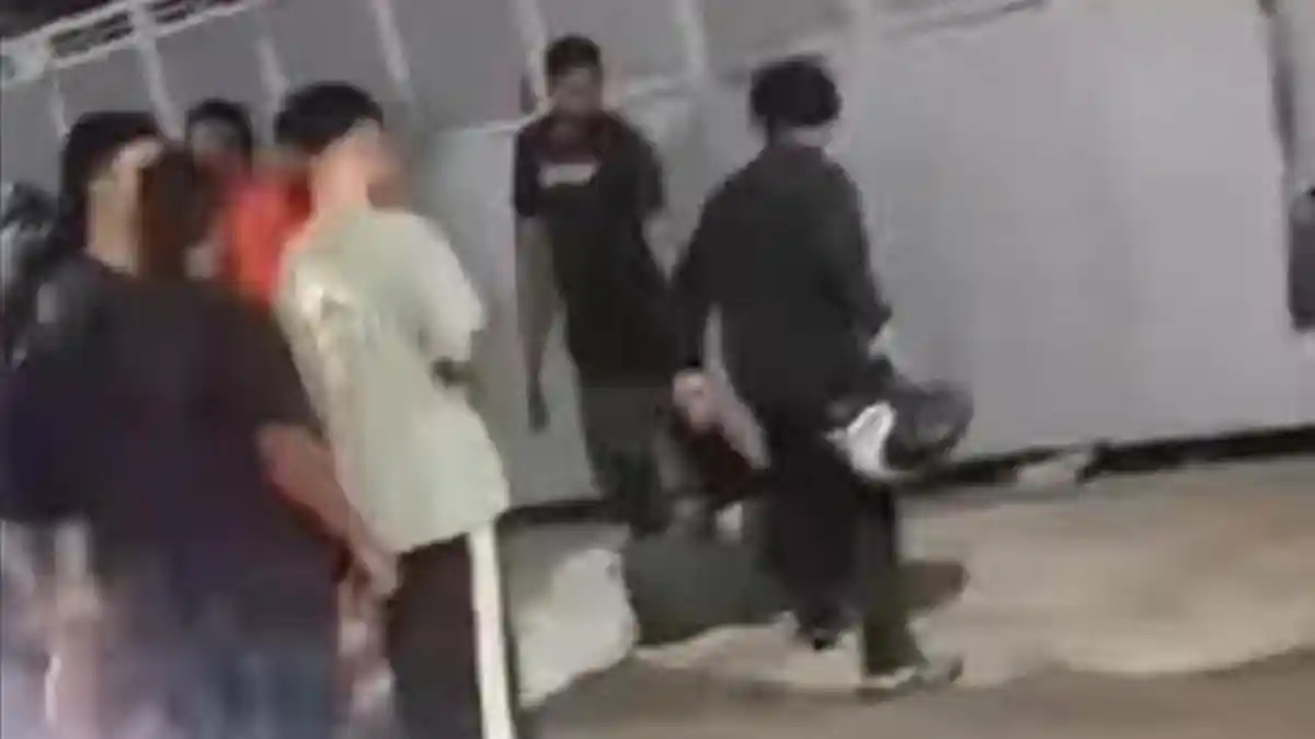 Warga Hajar 2 Maling yang Curi Motor Pelanggan Minimarket di Surabaya