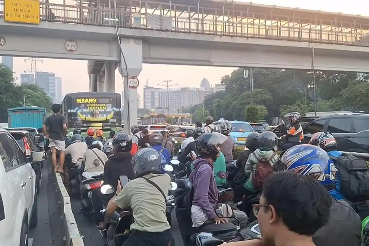 Kemacetan Panjang di Jalan Gatot Subroto, Pengendara Motor: Sudah Satu Jam Belum Bergerak Juga