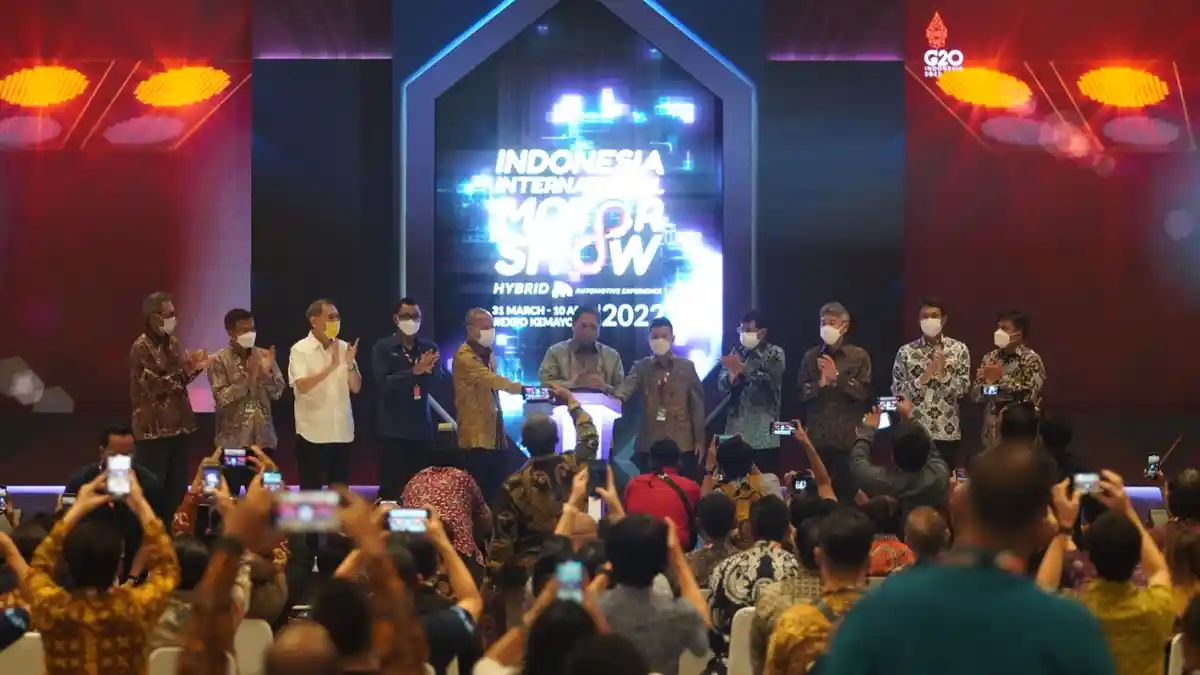 Dorong Percepatan Kendaraan Listrik, Menko Airlangga Hartarto Buka IIMS Hybrid 2022