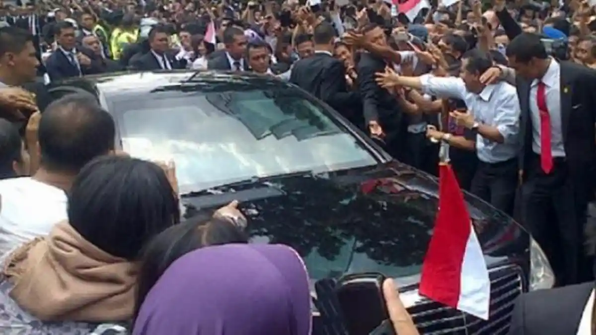 Mobil RI-1 Kejutkan Warga di Gang Beji, Ini yang Terjadi Kemudian!