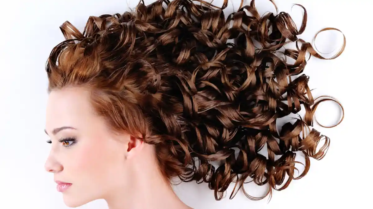 Kelemahan Rambut Bergelombang dan Tips Perawatannya